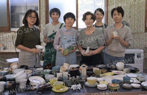 出品する作品を手に来場を呼び掛けるメンバー