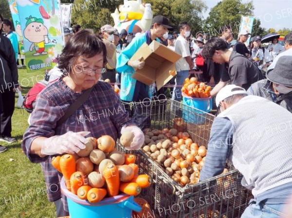 野菜の詰め放題を楽しむ来場者