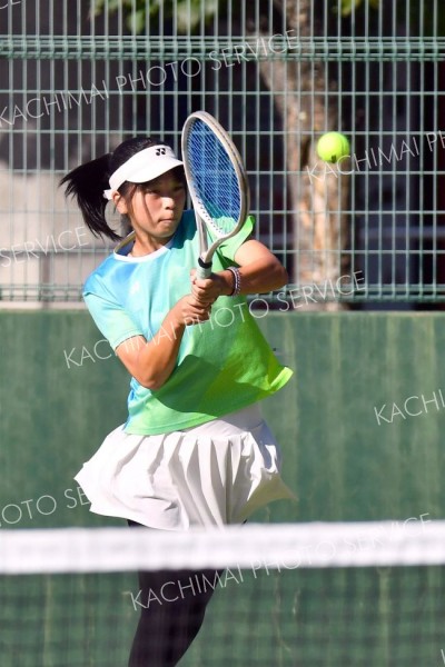 【女子団体代表決定戦・帯大谷－開成中等】激しいストロークを打ち込む帯大谷