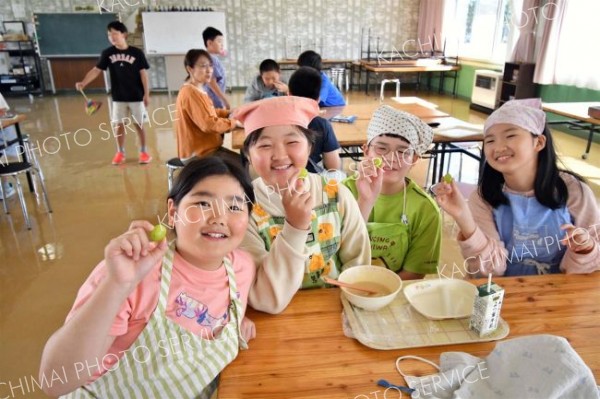 東根市のシャインマスカットを味わう児童ら