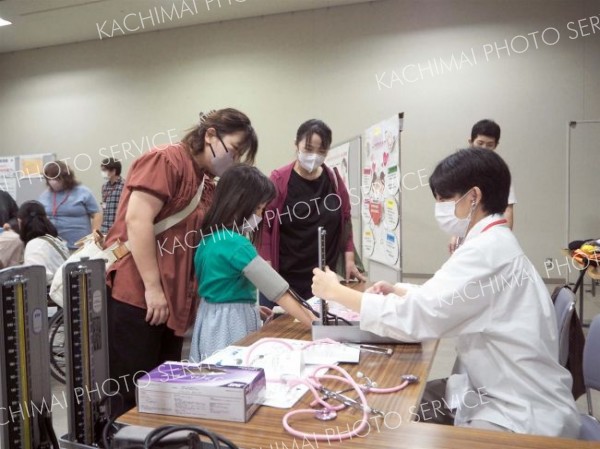 仕事体験や体力測定で健康考える　勤医協フェス