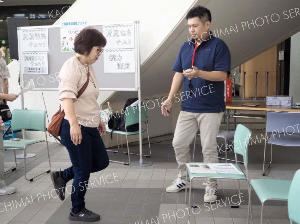 片足立ちテストに挑む来場者