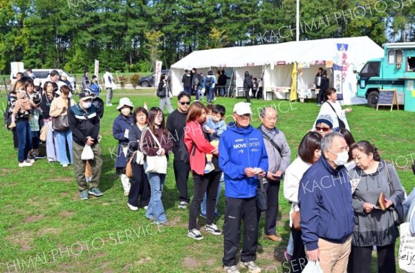 自慢の逸品に長蛇の列　あんぱん祭り開幕　音更 2
