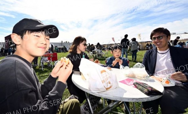 自慢の逸品に長蛇の列　あんぱん祭り開幕　音更 3