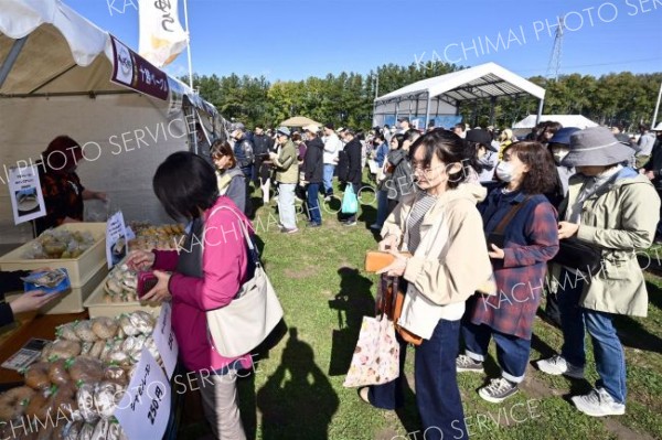 自慢の逸品に長蛇の列　あんぱん祭り開幕　音更 5
