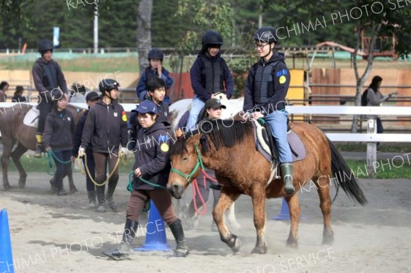 乗馬体験を行う「うまぶ」（助川かおる通信員撮影）