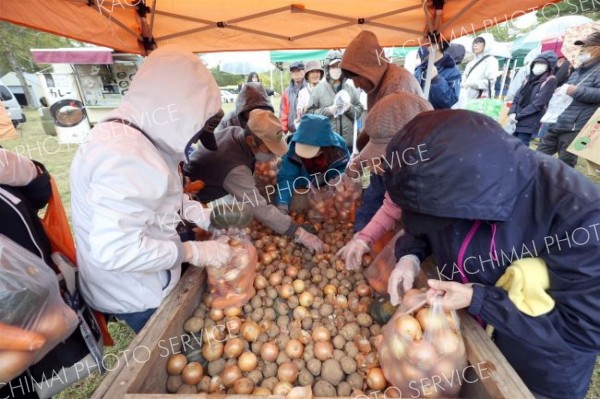 岩内仙峡で「もみじまつり」　三連休中日　雨空の下、秋の味覚や紅葉楽しむ
