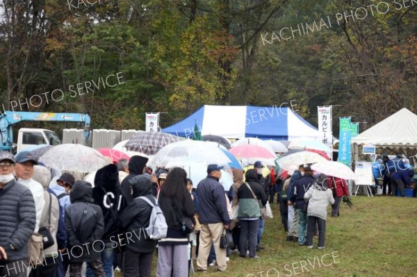 雨にもかかわらず会場は傘を手にした来場者があふれた