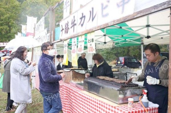 来場者は地元食材を使ったグルメを満喫した