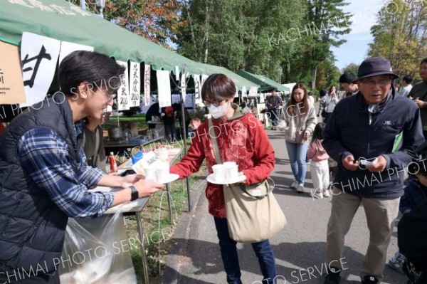 甘酒を提供する「自然探査会」（助川かおる通信員撮影）