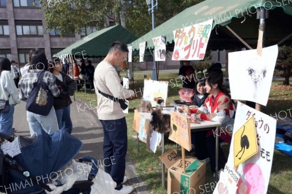 ダチョウのブリトーを販売する屋台（助川かおる通信員撮影）