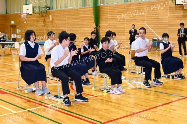勇足中の生徒１４人で競った「第５回どんぶり選手権　Ｄ―１グランプリ」