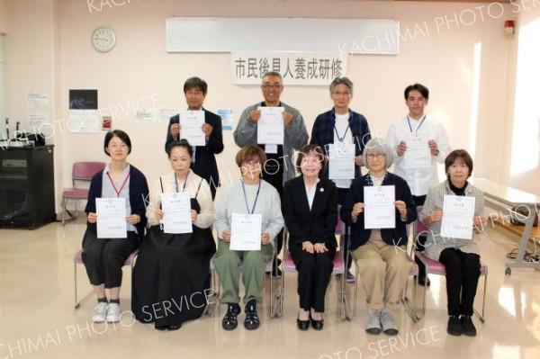 担い手新たに９人誕生　市の市民後見人養成研修修了式