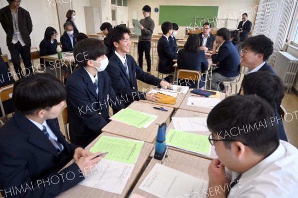 模擬議会に向けて現職議員から一般質問を学ぶ　広尾高校の３年生