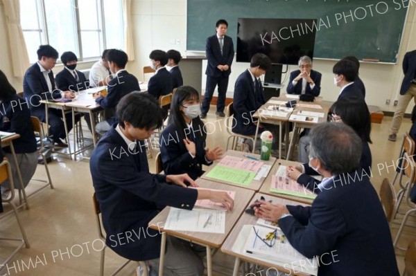 模擬議会に向け、町議から「一般質問」についてアドバイスを受ける生徒ら
