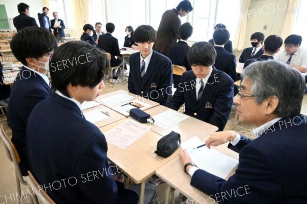模擬議会に向け、町議から「一般質問」についてアドバイスを受ける生徒ら