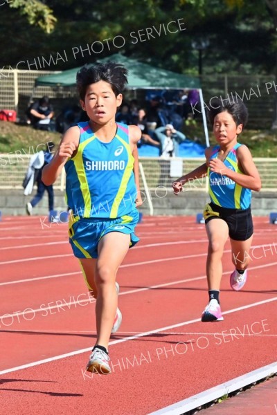 【小学５年男子１５００メートル】ロングスパートを掛け５分１秒５７のトップタイムを刻んだ大野蓮之佑（手前、士幌陸ク）。後方は２位の松山開晴（同）