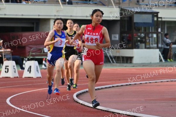 女子８００メートル２組