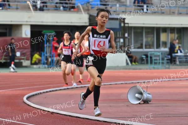 女子８００メートル３組
