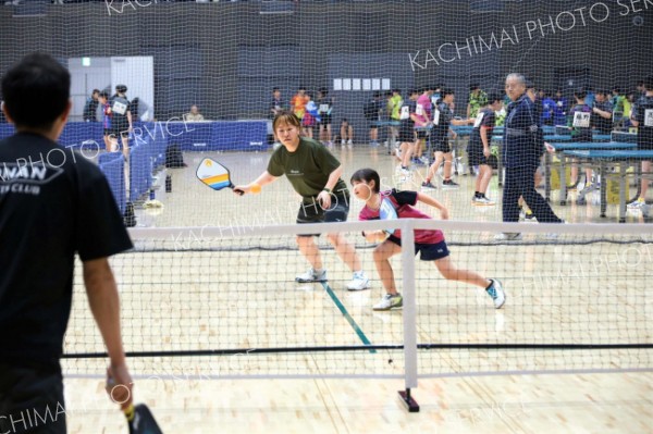 ピックルボール体験会の参加者ら（１３日午前１１時ごろ、よつ葉アリーナ十勝で。助川かおる通信員撮影）