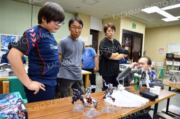 ガンプラファン、世代超え交流　鹿追町図書館でプラモ持ち寄り「ナイト」