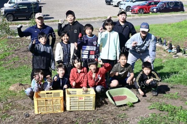 収穫体験に参加した勇足小の児童とＪＡ本別町の青年部メンバー