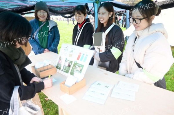 手紙を書く様子を見守る学生やクナウ社のスタッフ