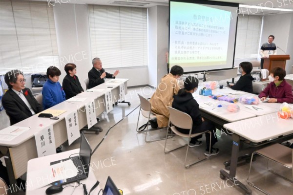 市民らと教育委員会が地域の教育行政について意見を交わした