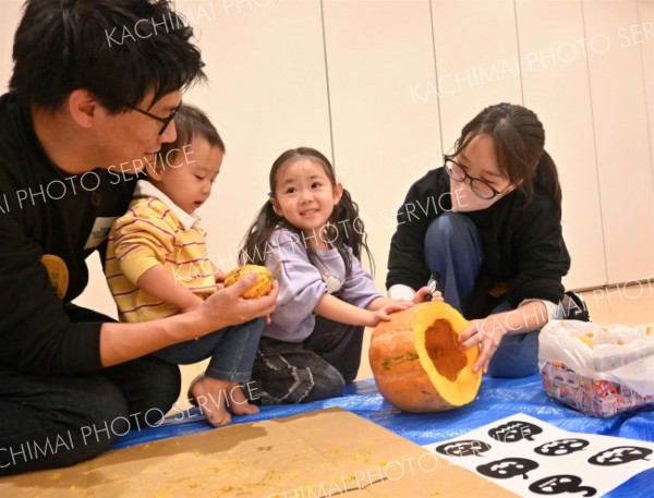 親子連れがハロウィーン飾りに挑戦　幕別