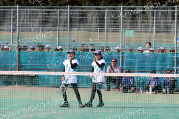 【女子団体戦決勝・音更―帯南町】ポイントを挙げて喜ぶ音更の