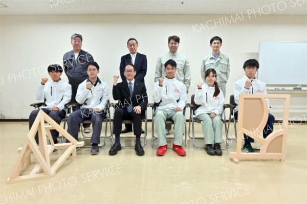 技能五輪出場の５人が振興局表敬訪問
