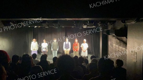 カーテンコールに応える出演者全員。左端は劇団発起人