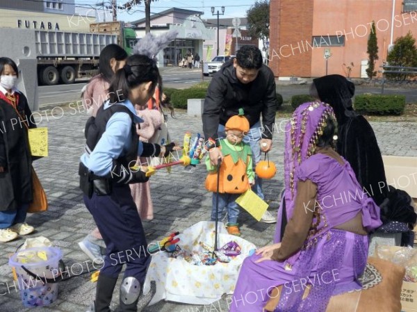 浦幌でハロウィン、「鬼滅の刃」や「からかさ小僧」に仮装