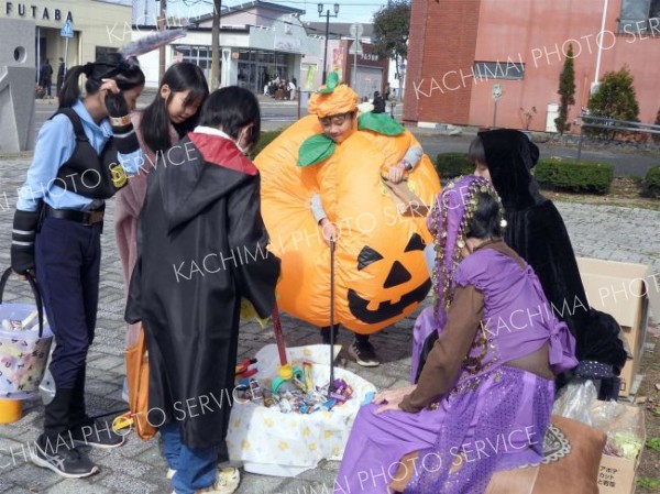 浦幌でハロウィン、「鬼滅の刃」や「からかさ小僧」に仮装 4