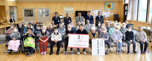 日本郵便の年賀寄付金をひまわり荘に贈呈　新得