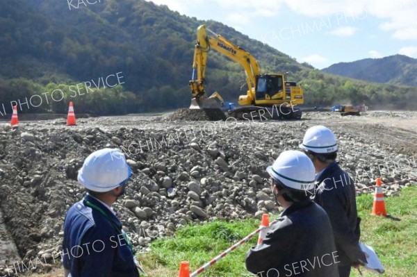 草地整備をＩＣＴ施工　村上土建・ドゥテックＪＶが現場見学会