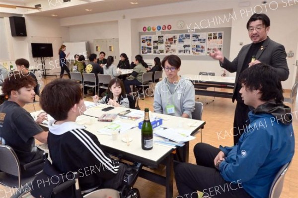 シェフからワインと料理の相性などを学ぶ参加者