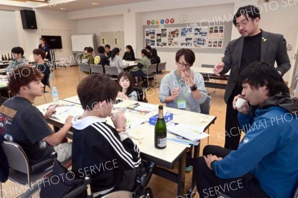 シェフからワインと料理の相性などを学ぶ参加者
