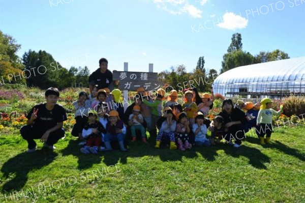 世代間交流を楽しむ音更高生と駒場認定こども園の園児ら