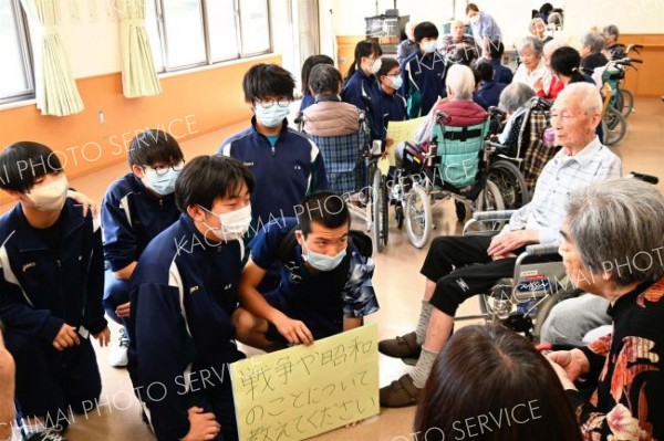 特別養護老人ホームの入所者と交流　芽室西中３年生