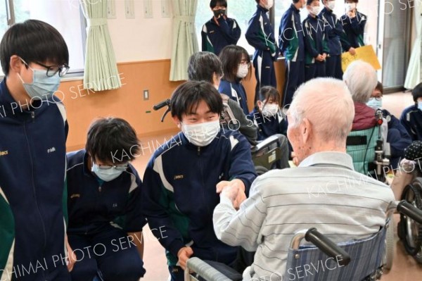 最後、交流した入所者と握手を交す生徒たち