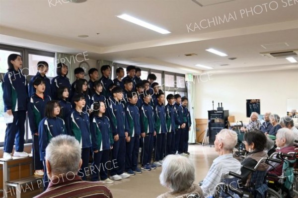 入所者約３０人を前に合唱を披露する生徒たち