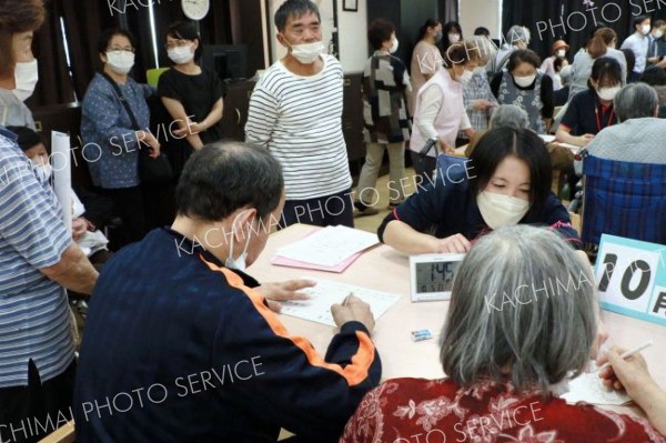 「逆参観」などで認知症や学習療法に理解を深めた参加者ら