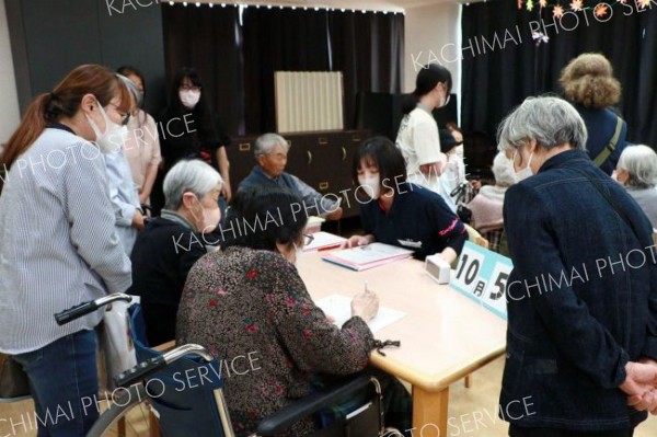 「逆参観」などで認知症や学習療法に理解を深めた参加者ら