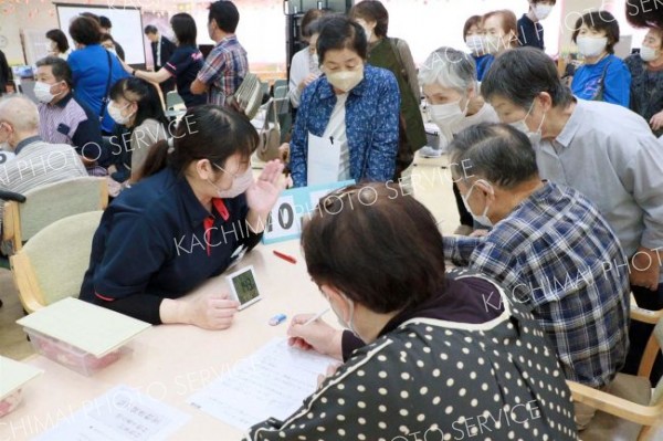 「逆参観」などで認知症や学習療法に理解を深めた参加者ら