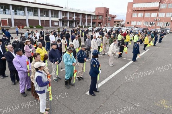 町内から１４０人が集まって人の波を作った