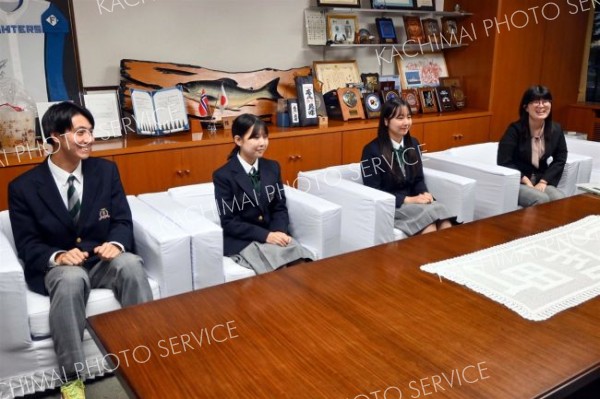 現地での体験などを語る