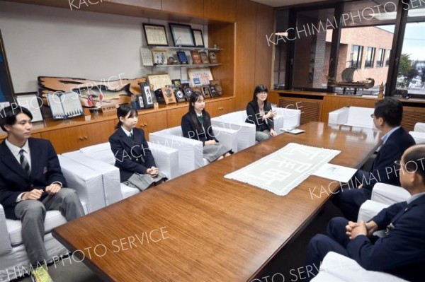 現地での体験などを語る