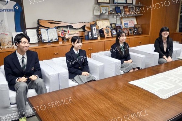 現地での体験などを語る