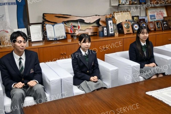 現地での体験などを語る